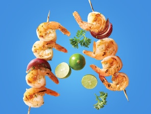Grilled shrimp with seasoning and limes.